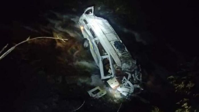 খাদে পড়ল গাড়ি