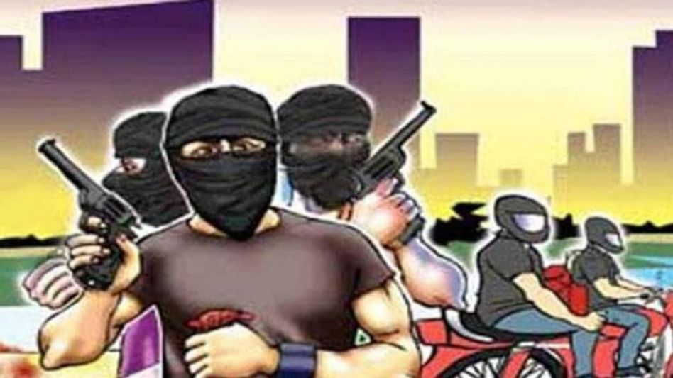শিশুর মাথায় বন্দুক রেখে দুঃসাহসিক ডাকাতি হাওড়ায় শিশুর মাথায় বন্দুক রেখে দুঃসাহসিক ডাকাতি হাওড়ায়