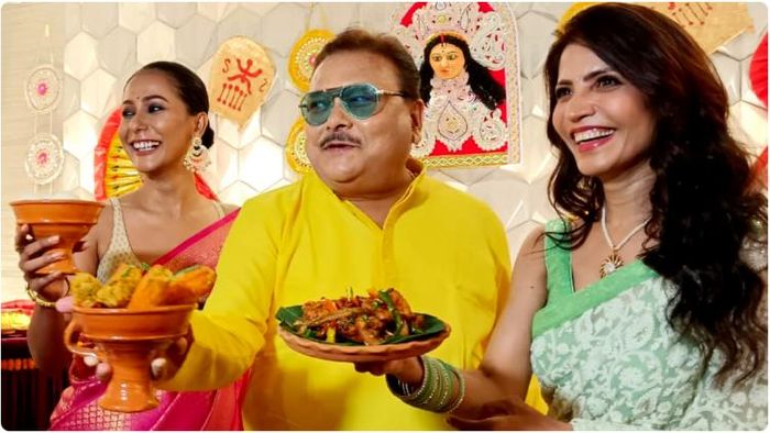 পুজোর আগাম ভোজে বুধবার মদন মিত্র (Madan Mitra)।