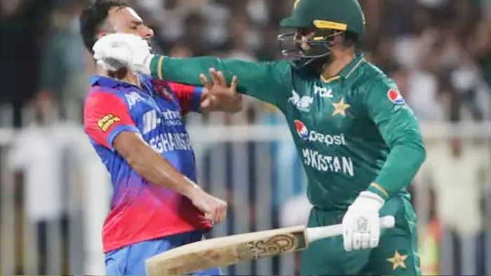 ঘুষি চালালেন আসিফ