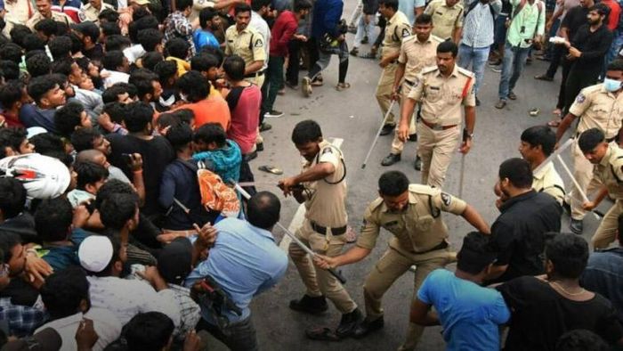 লাঠিচার্জ করছে পুলিশ