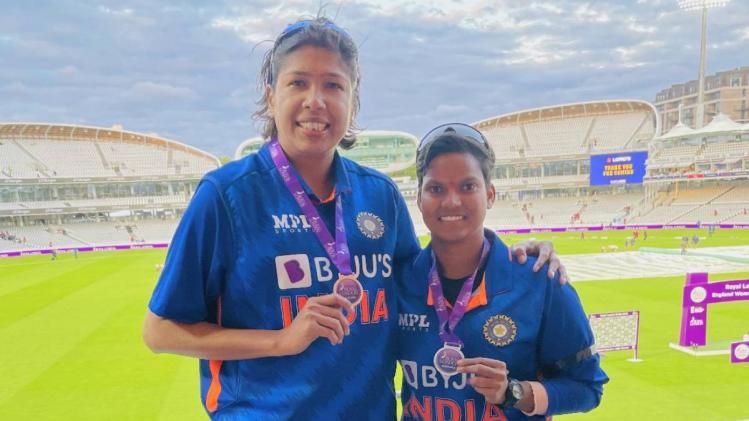 দীপ্তির সঙ্গে ঝুলন ছবি-দীপ্তি শর্মার টুইটার