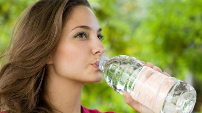 এই ভাবে প্লাস্টিকের গ্লাসে বা বোতলে জল খেলে শরীরে বাসা বাঁধতে পারে নানা গুরুতর রোগ।