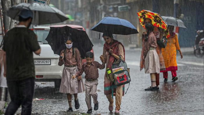 সোমবার সপ্তাহের প্রথমদিন শহর কলকাতার দিন শুরু হয়েছে বৃষ্টি মাথায় নিয়ে