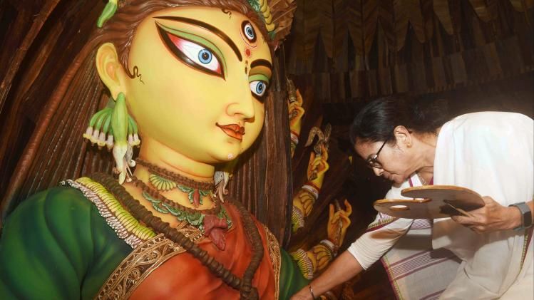 আজ থেকে দেখতে পারেন কোন কোন ঠাকুর? একডজন পুজো উদ্বোধনে মমতা