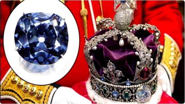 ইংল্যান্ডের রানীর মুকুট আর সেই মুকুটে থাকা জন্মসূত্রে ভারতীয় মহামূল্য হিরে ‘কহিনূর’।