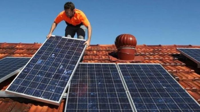 Solar Plant For Home: বাইকের দামের চেয়েও সস্তায় বাড়িতে বসিয়ে নিতে পারেন রুফ টপ সোলার প্ল্যান্ট।