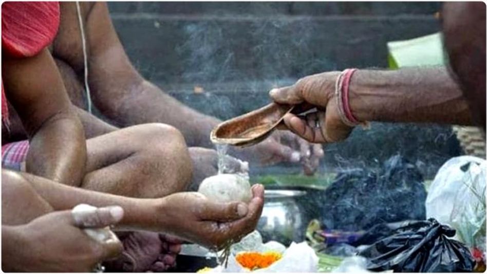 বাড়িতে পূর্বপুরুষের ছবি সঠিক জায়গায় রেখেছেন? নইলে বছরভর দুর্ভোগ বাড়িতে পূর্বপুরুষের ছবি সঠিক জায়গায় রেখেছেন? নইলে বছরভর দুর্ভোগ