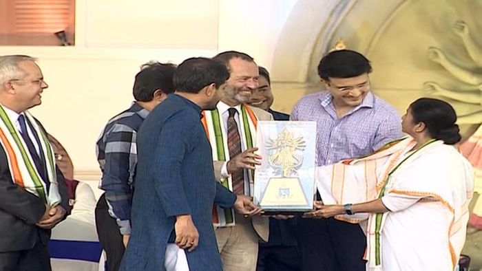 রেড রোডে ছোট ভাই সৌরভকে পাশে নিয়ে আপ্লুত মমতা