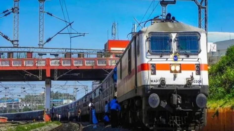 পুজোয় কলকাতা-উত্তরবঙ্গ ৯ জোড়া স্পেশাল ট্রেন, কোন কোন রুটে? পুজোয় কলকাতা-উত্তরবঙ্গ ৯ জোড়া স্পেশাল ট্রেন, কোন কোন রুটে?