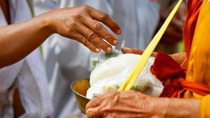 পিতৃপক্ষে এই ৭ টি জিনিস দান করুন