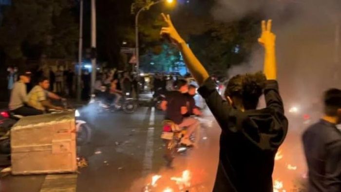 ইরানে বিক্ষোভ অব্যাহত, মৃত ৪০ জন বিক্ষোভকারী, আহত অনেক