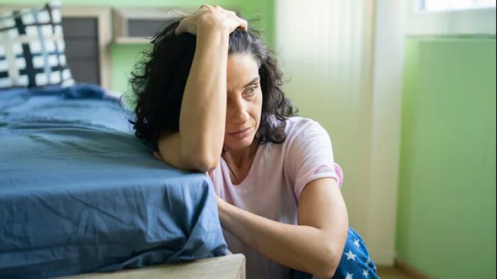 Menopause Symptoms: হঠাত্ পিরিয়ড বন্ধ, মেনোপজ হয়ে গেল? যে যে লক্ষণে বোঝা যায়