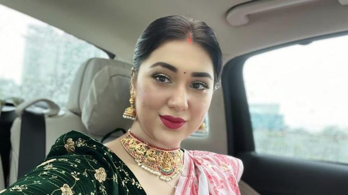 অভিনেত্রী অপু বিশ্বাসের সিঁথিতে সিঁদুর