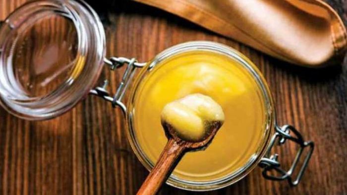 Ghee purity check tips: যখনই আপনি বাজার থেকে ঘি আনবেন, সেটিকে আপনার হাতে লাগানোর চেষ্টা করুন।