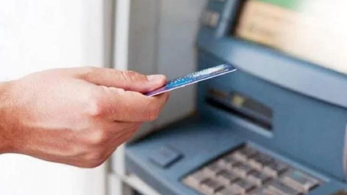 কখনও কখনও ভুল করে ভুল পিন বারবার ব্যবহার করার ফলে এটিএম কার্ড ব্লক হয়ে যায়। কিন্তু আনব্লকের উপায় কী?
