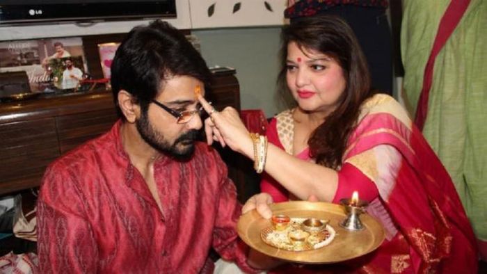 প্রসেনজিৎ চট্টোপাধ্যায় ও তাঁর বোন পল্লবী চট্টোপাধ্যায়ের ভাইফোঁটার ছবি