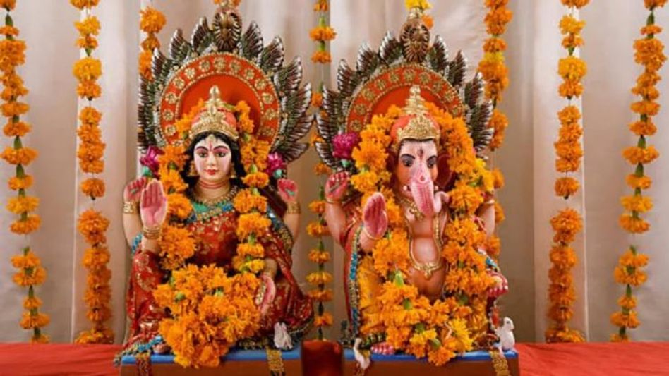 ধনতেরাসের দিন ভুলেও কিনবেন না এই ১০ জিনিস! বাড়িতে অভাব ঘিরে থাকবে  ধনতেরাসের দিন ভুলেও কিনবেন না এই ১০ জিনিস! বাড়িতে অভাব ঘিরে থাকবে