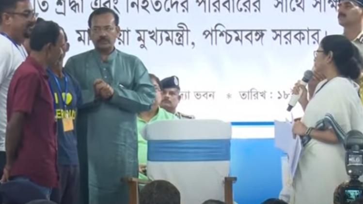 পুরস্কৃত হলেন মালবাজারের উদ্ধারকারীরা, সম্মান জানালেন মমতা