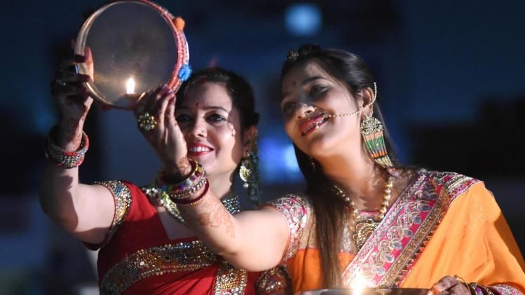 স্বামীর দীর্ঘায়ু কামনায় এবছর কবে পালন করবেন করবা চৌথ? জানুন দিনক্ষণ, শুভ মুহূর্ত 