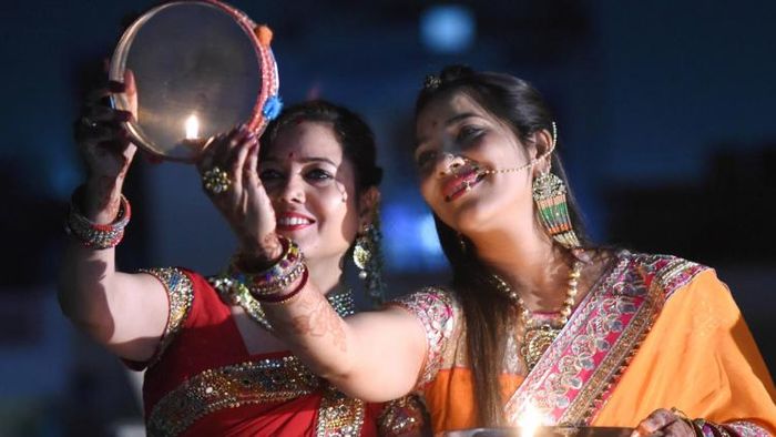 কার্তিক মাসের কৃষ্ণপক্ষের চতুর্দশীতে করবা চৌথ পালন করা হয়
