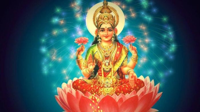 পদ্মের উপর উপবিষ্ট থাকেন মা লক্ষ্মী