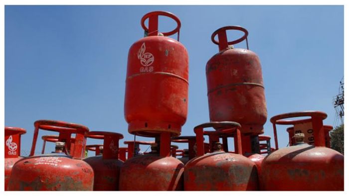 কেন্দ্রীয় সরকারি প্রকল্পের আওতায় আপনি বিনামূল্যে গ্যাস সিলিন্ডারও পেতে পারেন।