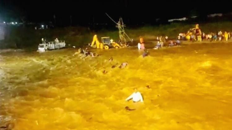 জলপাইগুড়িতে ভাসানের সময় হড়পা বান, মৃত ৭, নিখোঁজ অনেকে