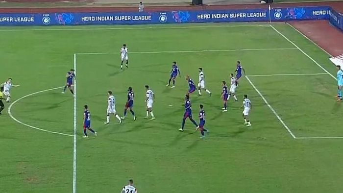 এই মুহূর্ত নিয়েই শুরু হয়েছে বিতর্ক