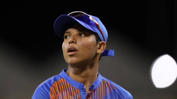 পাকিস্তানের বিরুদ্ধে ম্যাচে মাঠেই অসুস্থ বাংলার রিচা ঘোষ, কেমন আছেন?