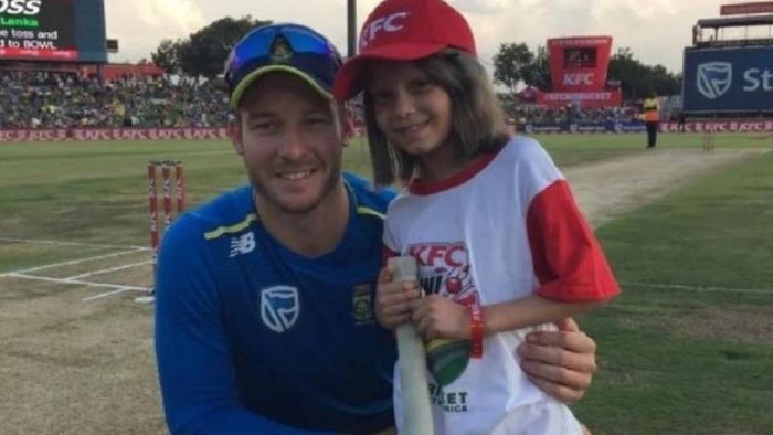 ছোট্ট ফ্যানের সঙ্গে মিলার