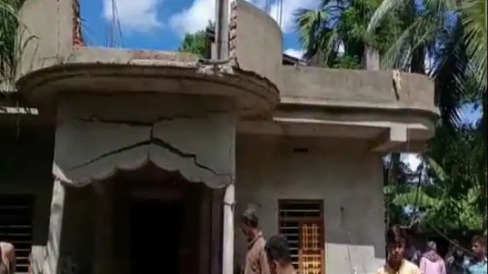 পাঁশকুড়ায় বাড়িতে বেআইনি বাজি কারখানা