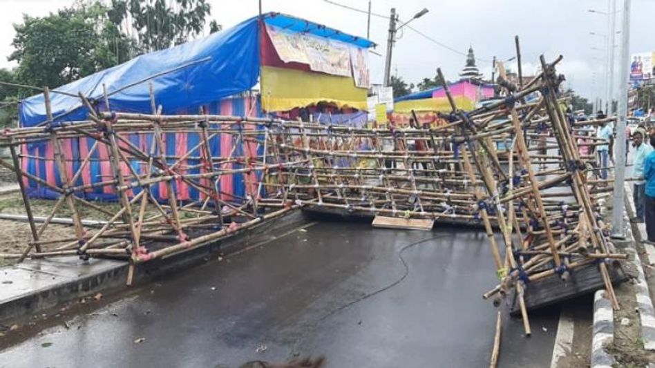 অষ্টমীতে ভাঙল মণ্ডপ-তোরণ, উত্তরবঙ্গে অসুর ঝড়-বৃষ্টিই অষ্টমীতে ভাঙল মণ্ডপ-তোরণ, উত্তরবঙ্গে অসুর ঝড়-বৃষ্টিই