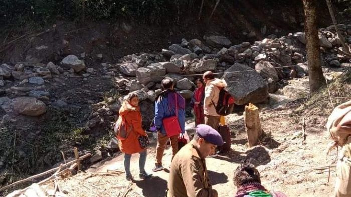 সিকিম-ডুয়ার্স-দার্জিলিংয়ে আটকে থাকা পর্যটকরা হেল্পলাইনে ফোন করুন