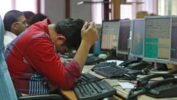 এই কোম্পানির শেয়ার ৪২০০ টাকা থেকে পড়ে ১৯০০-তে পৌঁছল