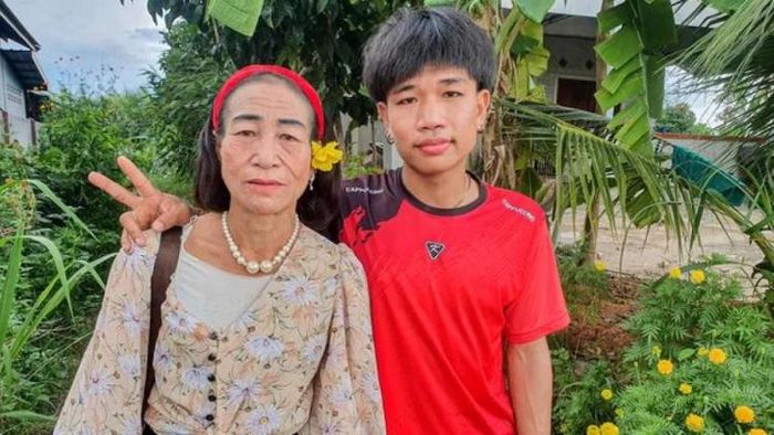 বৃদ্ধাকে বিয়ে করতে চলেছেন যুবক।