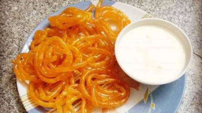 জিলিপি ও দুধ একসঙ্গে খেলে শরীরে অনেক উপকার পাওয়া যায়