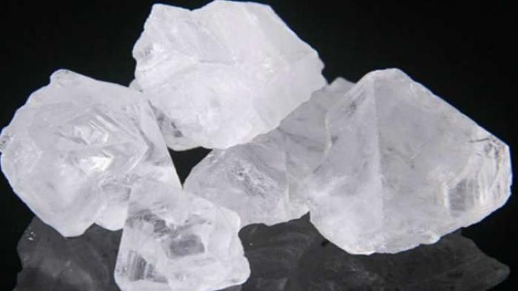 এই ছোট সাদা পাথর অনেক রোগকে মূল থেকে নিরাময় করে