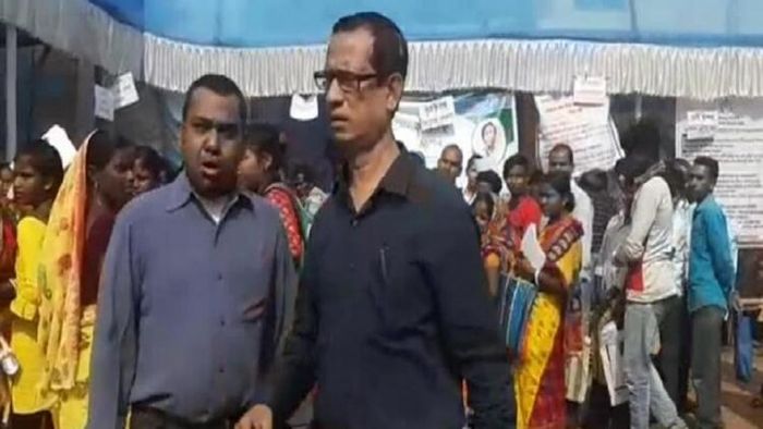 রেশন কার্ডের ভুল সংশোধন করতে অভিনব ঘটনা