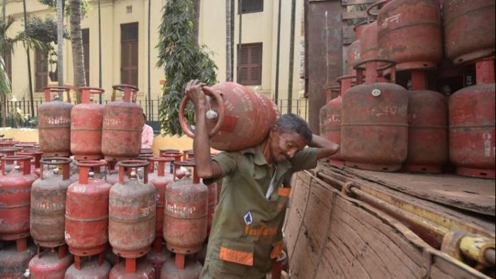 1906 পরিষেবা হিন্দি, ইংরেজি সহ একাধিক ভাষায় ২৪ ঘন্টা উপলব্ধ