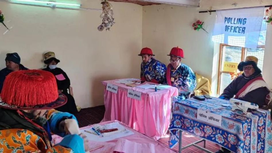 হিমাচলে বিশ্বের সর্বোচ্চ ভোটকেন্দ্রে ১০০% পোলিং, হেলিকপ্টারে যায় ভোটকর্মীরা হিমাচলে বিশ্বের সর্বোচ্চ ভোটকেন্দ্রে ১০০% পোলিং, হেলিকপ্টারে যায় ভোটকর্মীরা