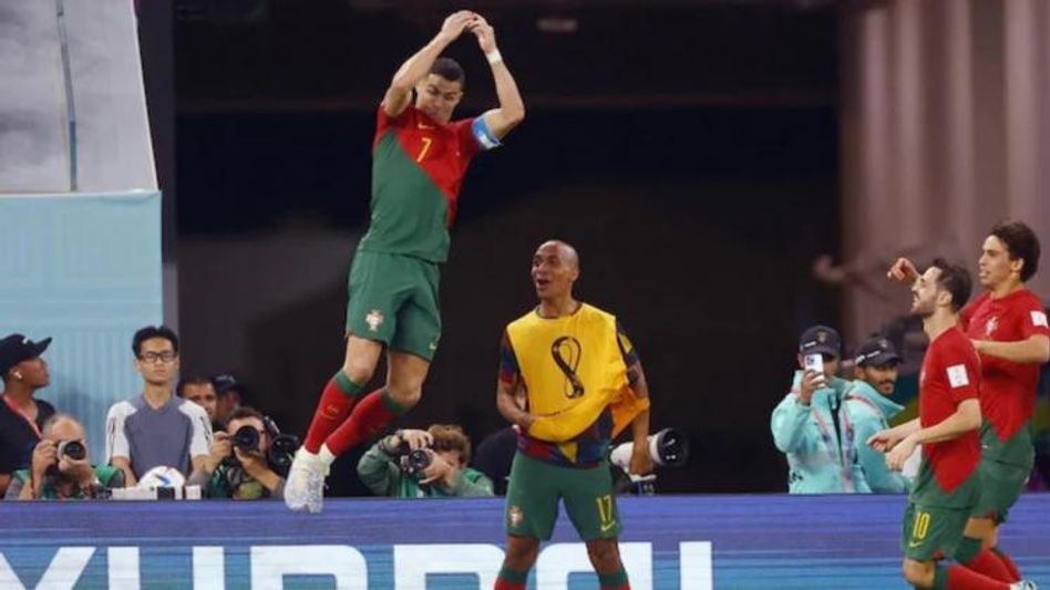 'রোনাল্ডোর গোলটা তো রেফারির স্পেশাল গিফট,' বিস্ফোরক ঘানার কোচ 'রোনাল্ডোর গোলটা তো রেফারির স্পেশাল গিফট,' বিস্ফোরক ঘানার কোচ