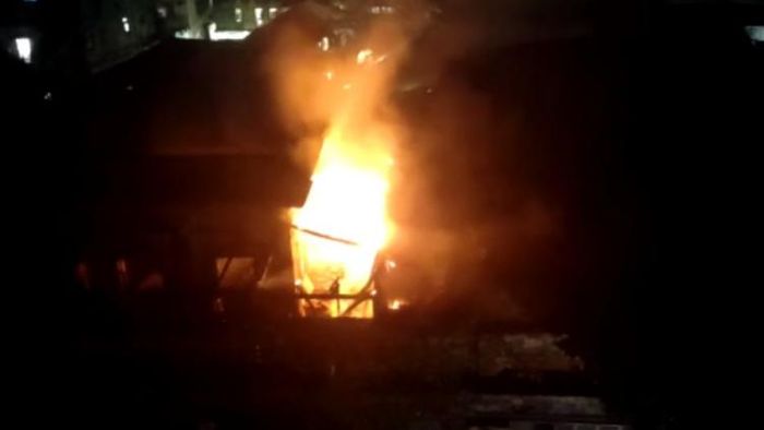 টেরিটি বাজারের শতাব্দীপ্রাচীন বাড়িতে বিধ্বংসী আগুন