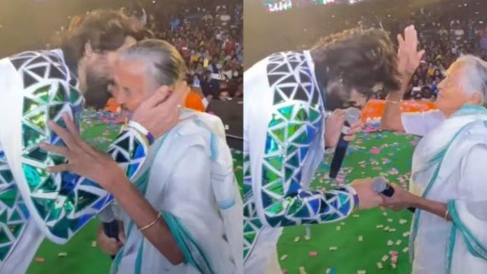 স্টেজেই প্রৌঢ়া অনুরাগীকে চুম্বন, মুহূর্তে ভাইরাল জিতের ভিডিও