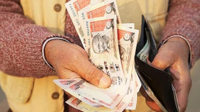 টাকা রাখার আলমারি ঘরের এই দিকে মুখ করে রাখুন