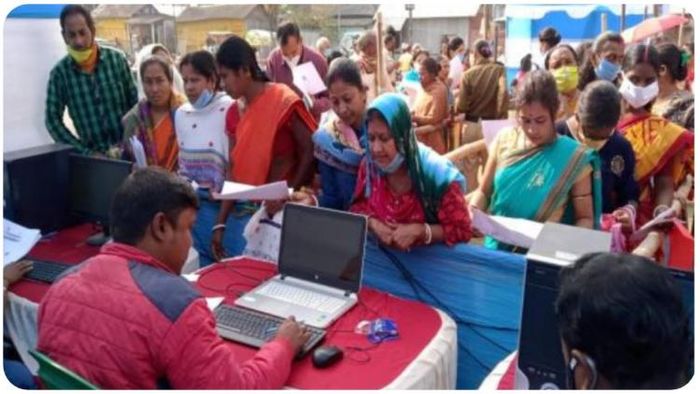 'দুয়ারে সরকার' কর্মসূচির অংশ হিসাবে লক্ষ্মীর ভাণ্ডার প্রকল্পের জন্য নতুন আবেদন বা তথ্যের সংশোধনের প্রক্রিয়া চলছে।