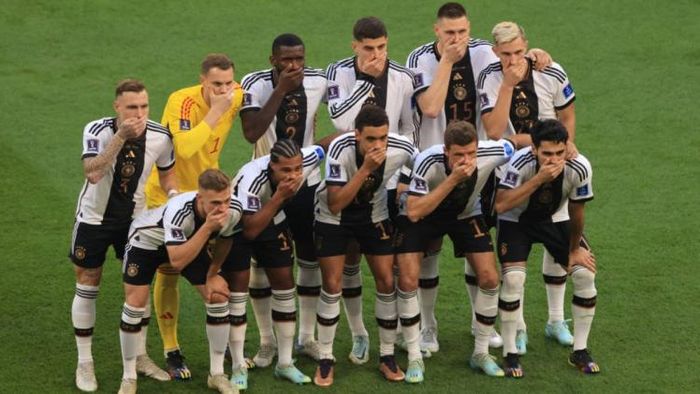 মুখ ঢাকলেন জার্মান ফুটবলাররা