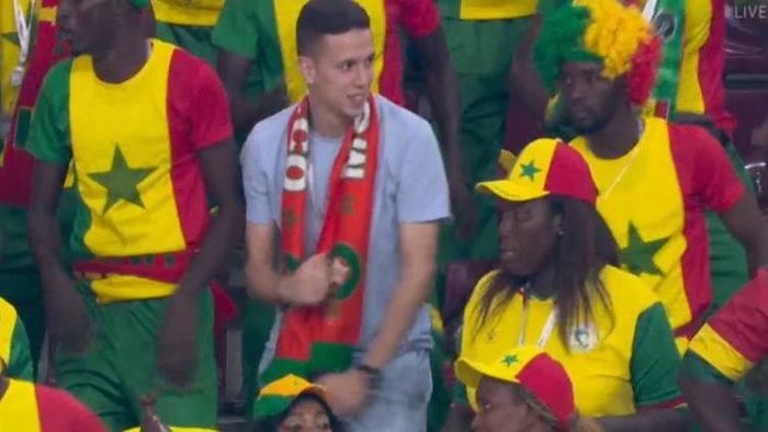 সেনেগাল সমর্থকদের মাঝে মরোক্কান ফ্যান