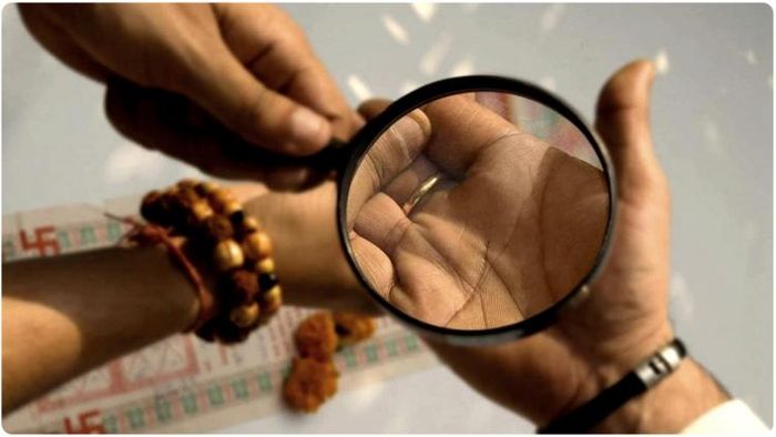 যাঁদের হাতে রাজযোগ আছে, তাঁরা তাঁদের জীবনে অঢেল সম্পদ, সমৃদ্ধি ও সুখ লাভ করেন।