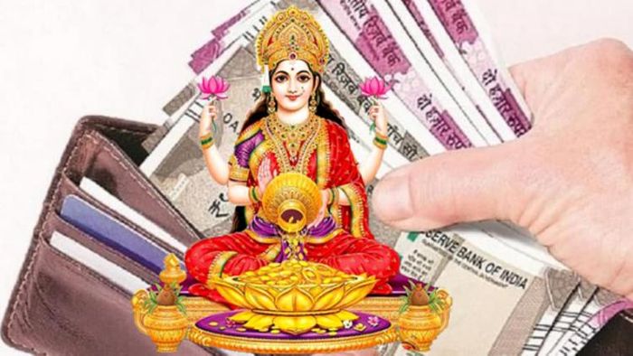 পার্সে যা রাখবেন।